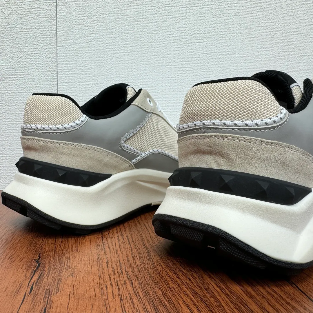 [Valentino] Top P: 820💰 Size: 39-44 leather shoe size (can be customized 38.45 cannot be returned or exchanged) VALENTION/Valentino FREEDOTS series new spring and summer men's sports shoes Lightweight and breathable casual thick-soled men's shoes Classic contrasting splicing design Suede cowhide stitching nappa calfskin + breathable technical mesh material Hot glue brand pattern badge logo details Delicate calfskin feet Lightweight mesh lining, ultra-light TPU foam rubber outsole, sports version, thick-soled style design, easy and versatile, multiple colors available, able to meet various matching needs, complete package! Item number: HL6688 Beige